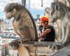 cordiste intervenant sur la façade d’un monument historique