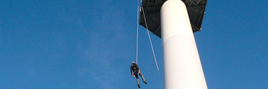 image formation d'un apprenant qui utilise un évacuateur sur un mat d'éolienne