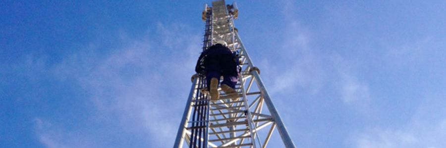 image formation où un apprenant monte en sécurité sur un pylône télécom