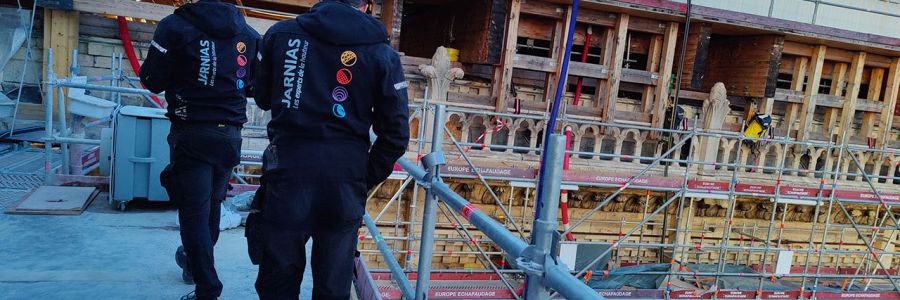 image de techniciens vérifiants un échafaudage